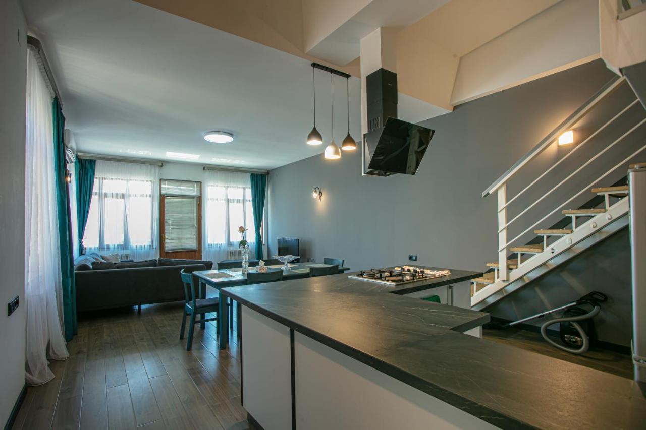 Luxe Apartment In Center Yerevan Bagian luar foto